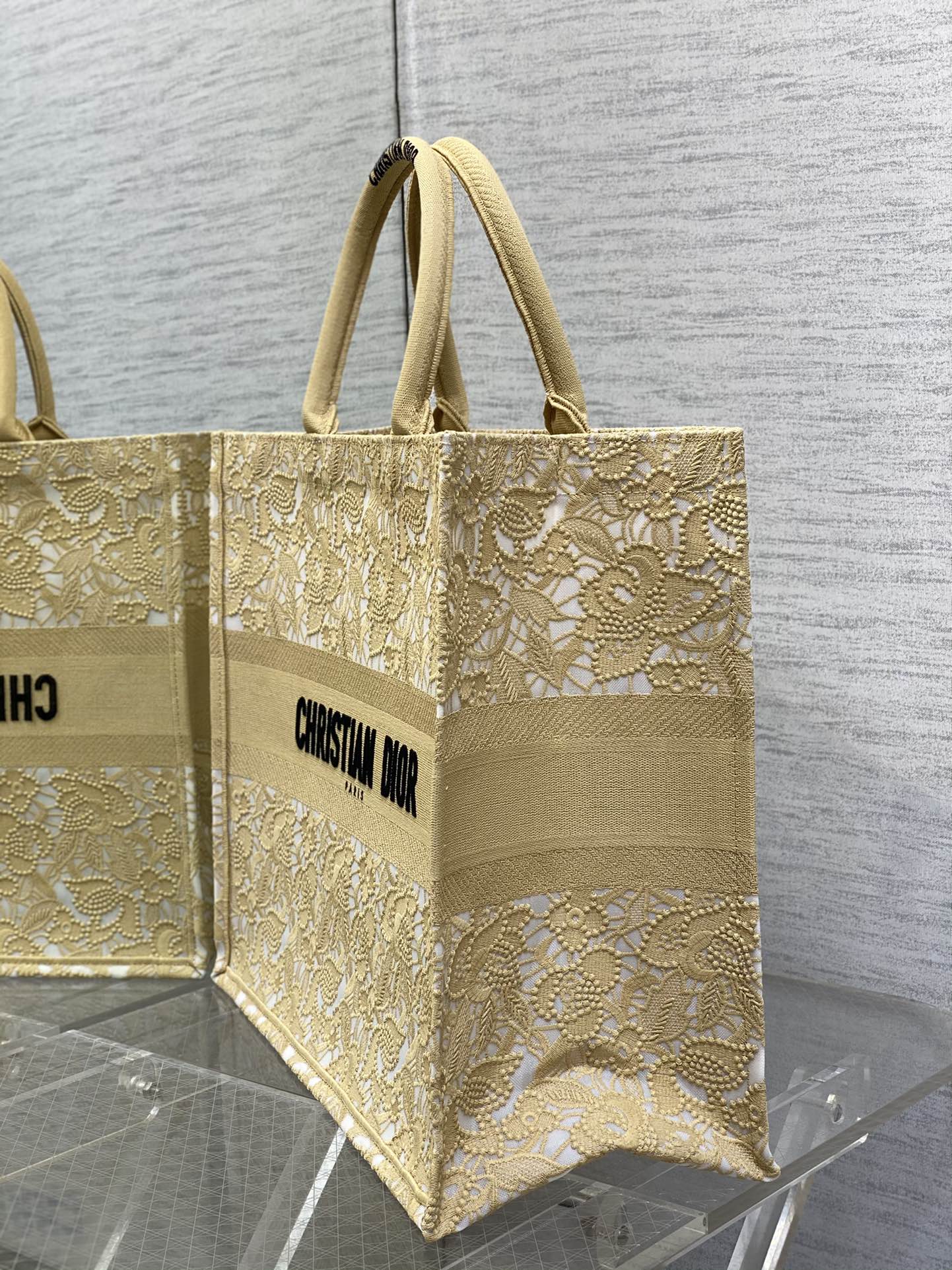 large D*or book tote