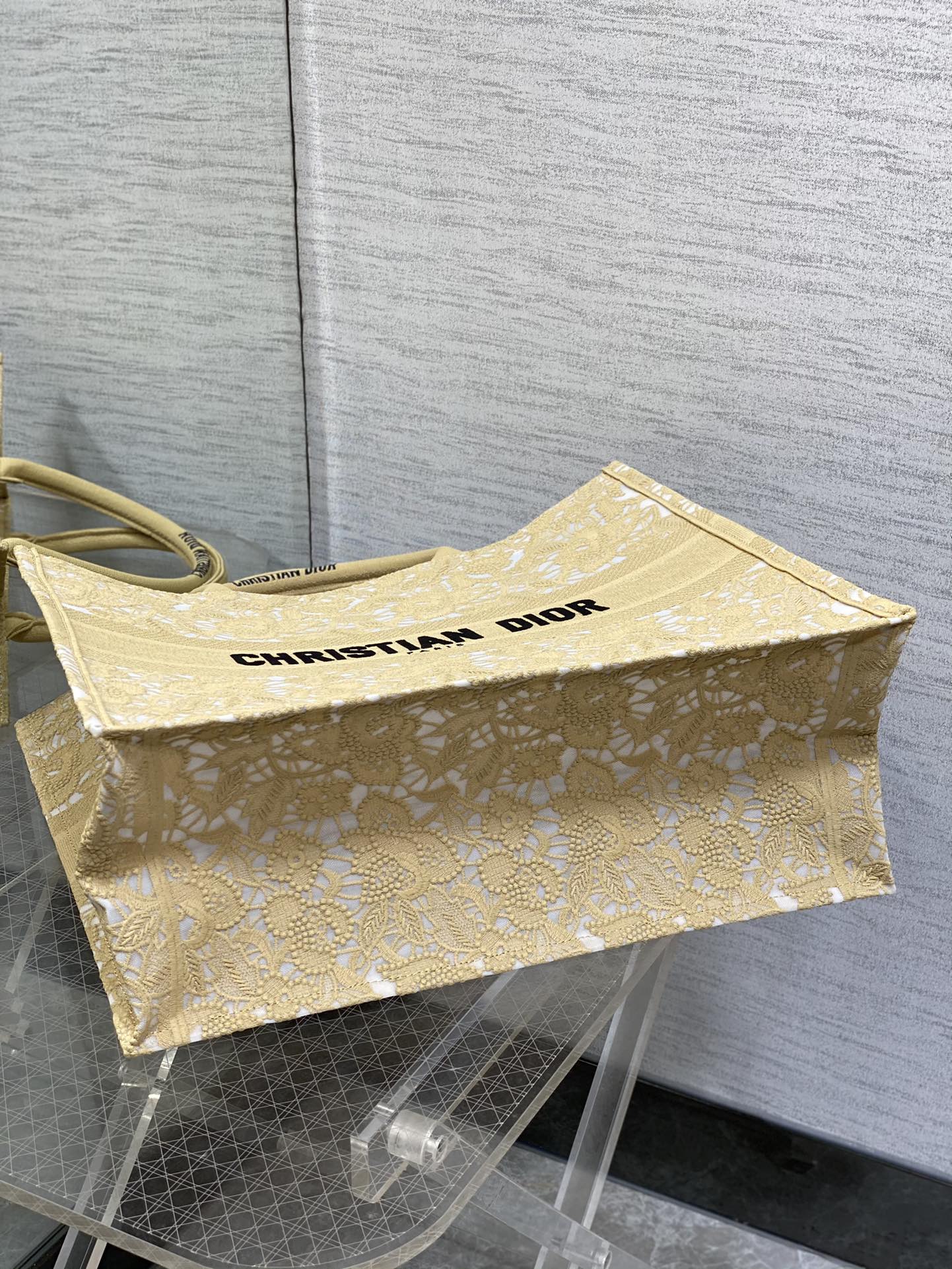large D*or book tote