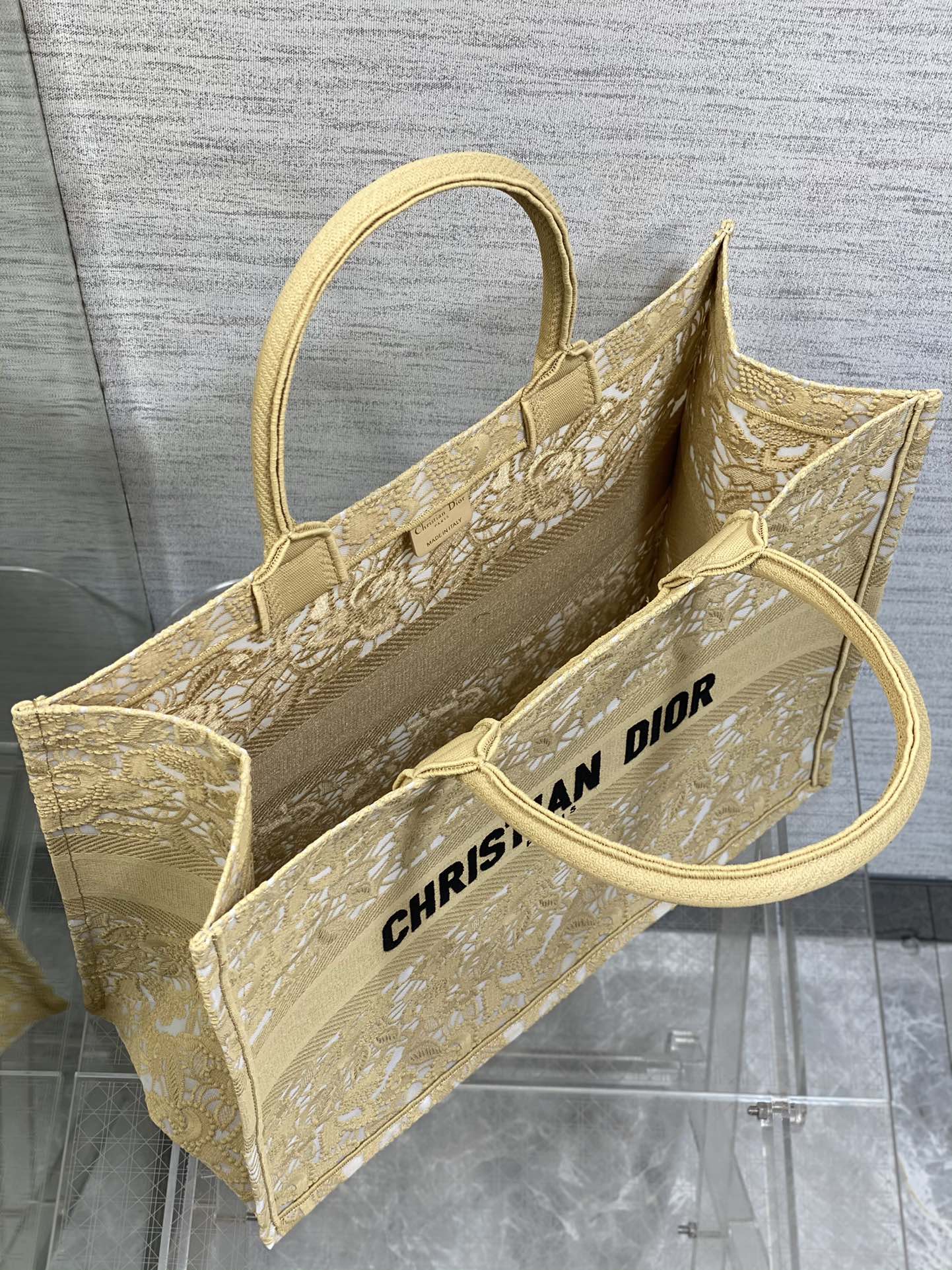 large D*or book tote