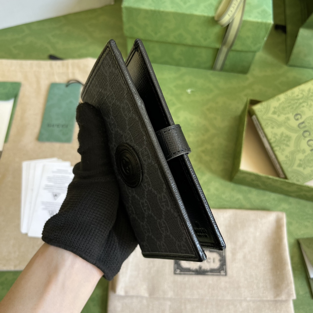 G*u*i gg passport case with interlocking g