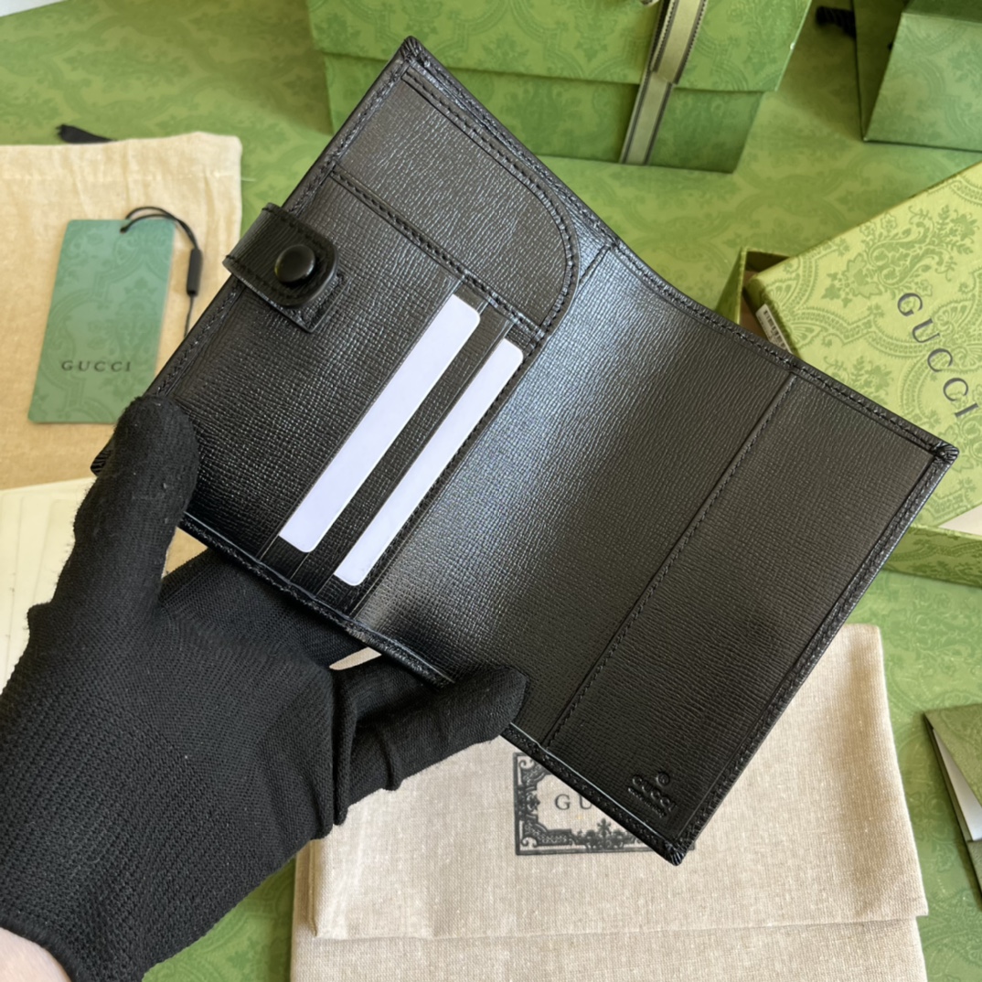 G*u*i gg passport case with interlocking g