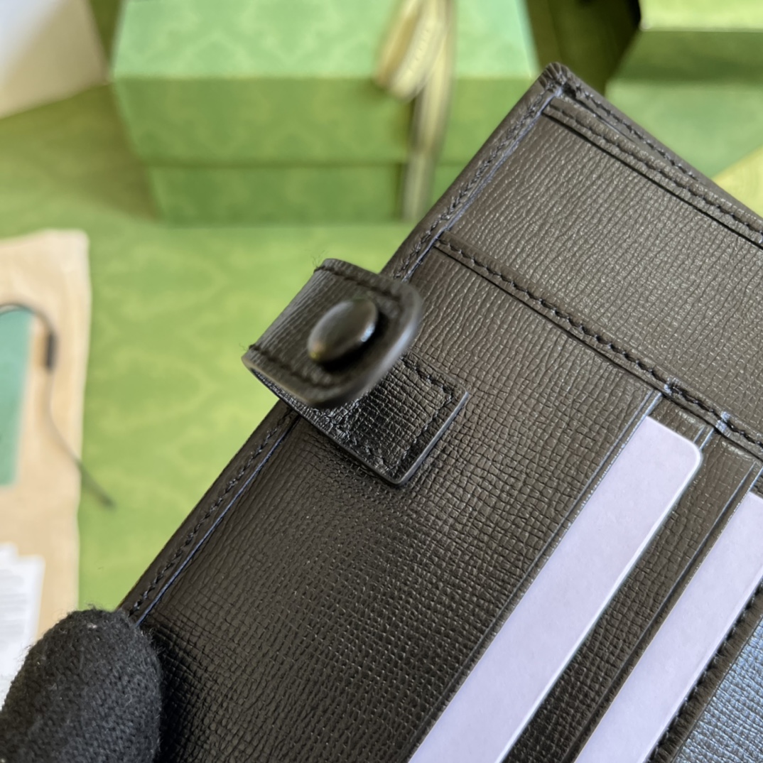 G*u*i gg passport case with interlocking g