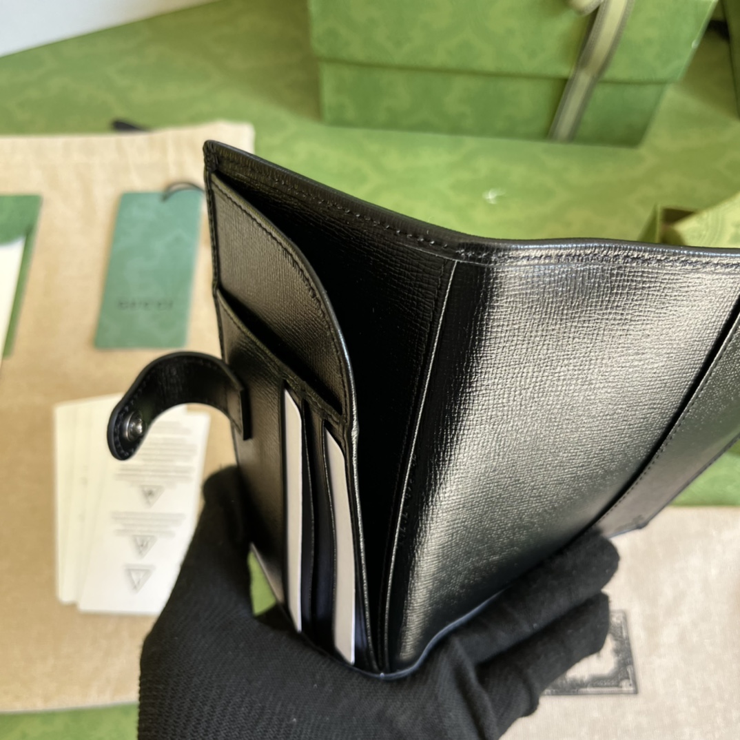 G*u*i gg passport case with interlocking g