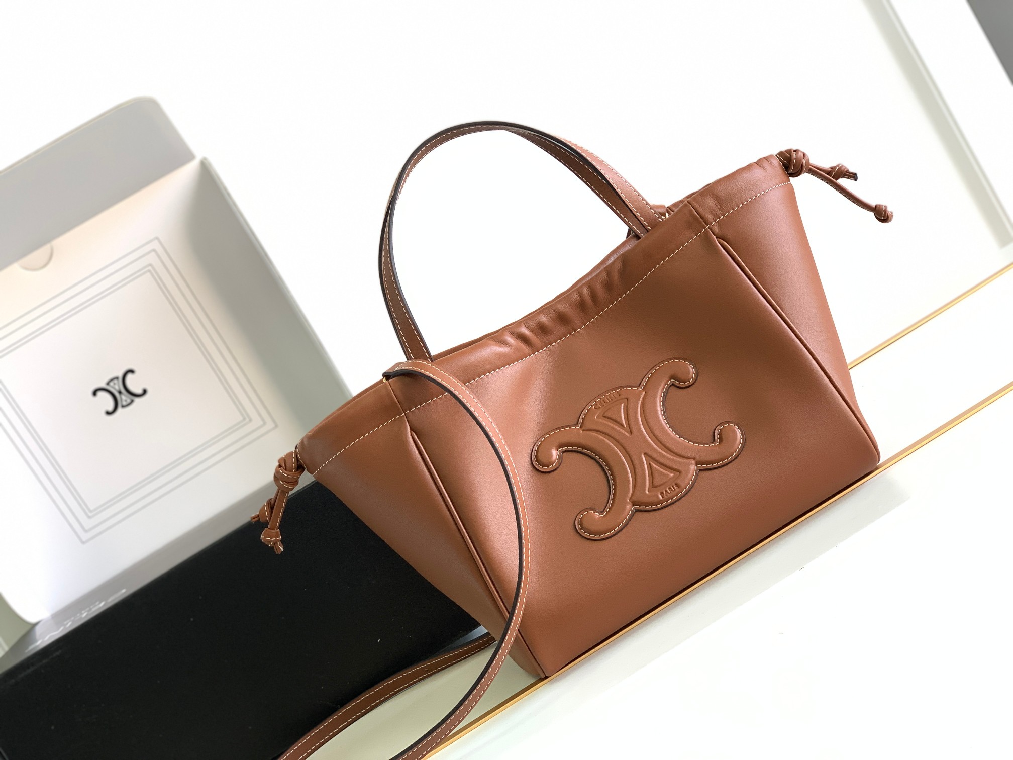 Ce**e small cabas drawstring cuir triomphe