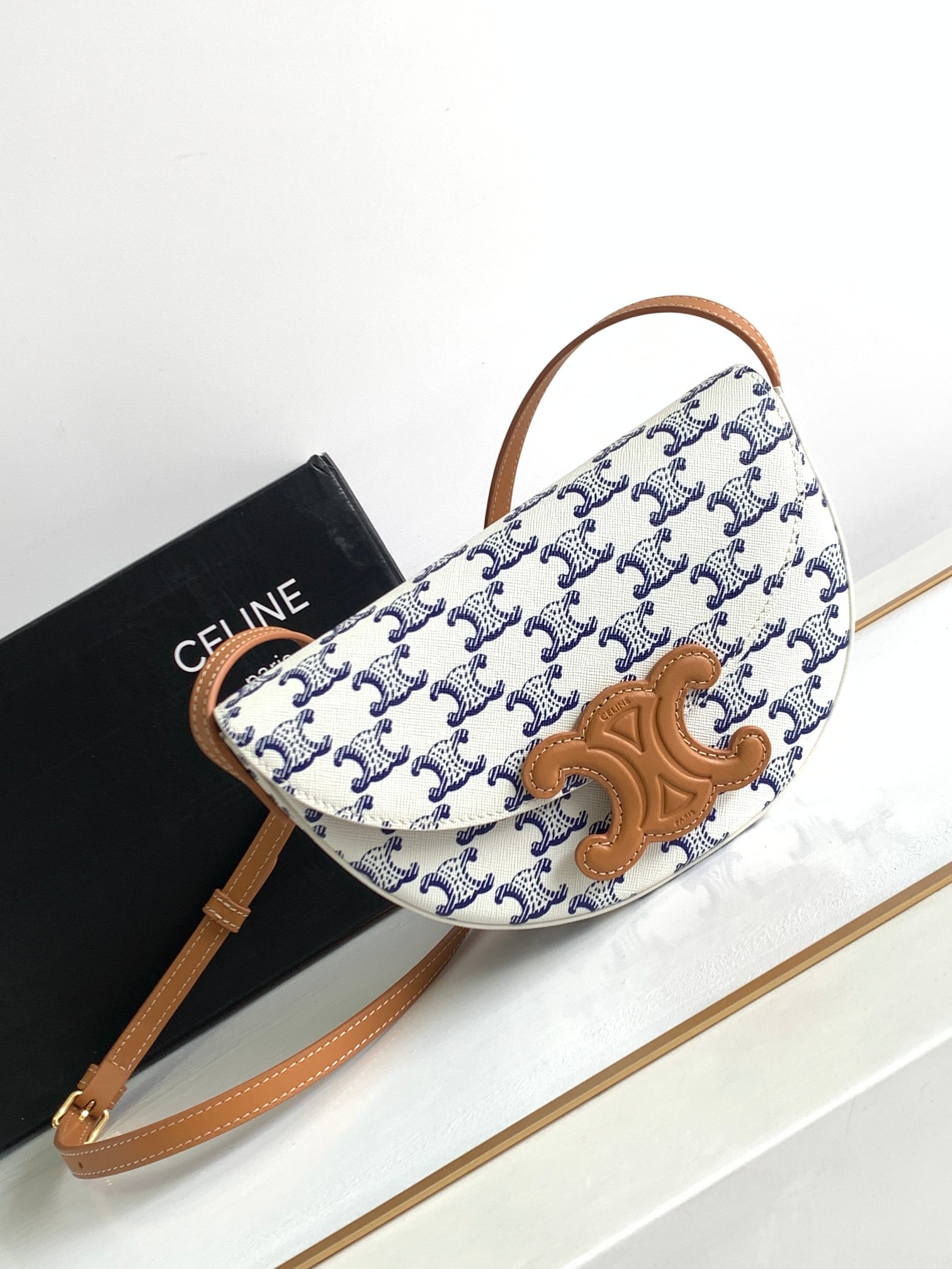 Ce**e besace cuir triomphe