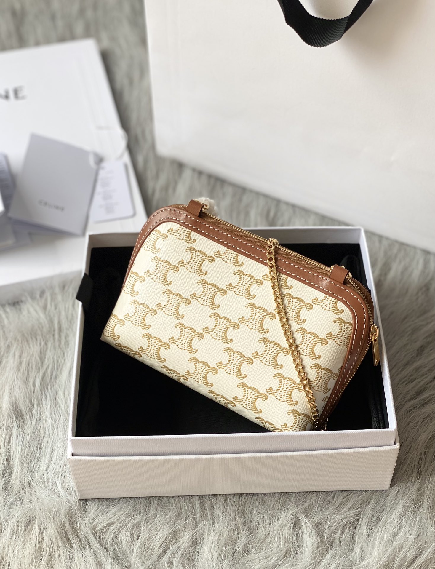 Ce**e clutch with chain