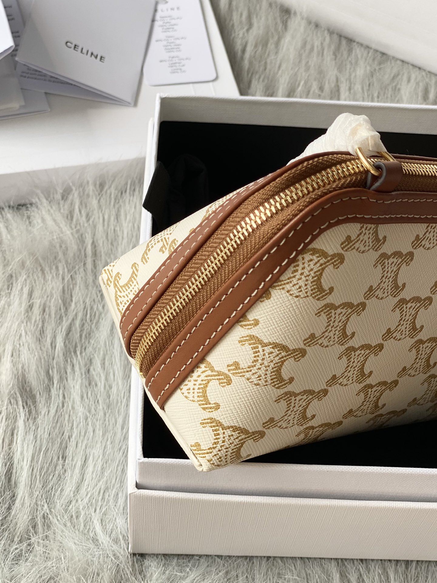 Ce**e clutch with chain