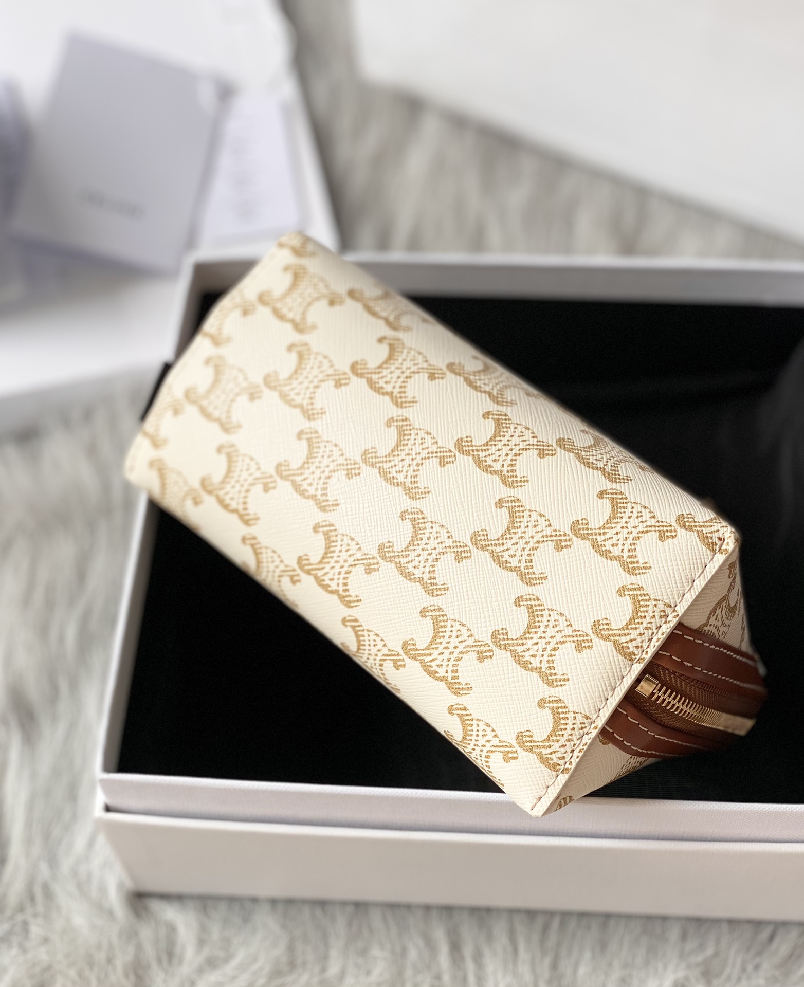 Ce**e clutch with chain
