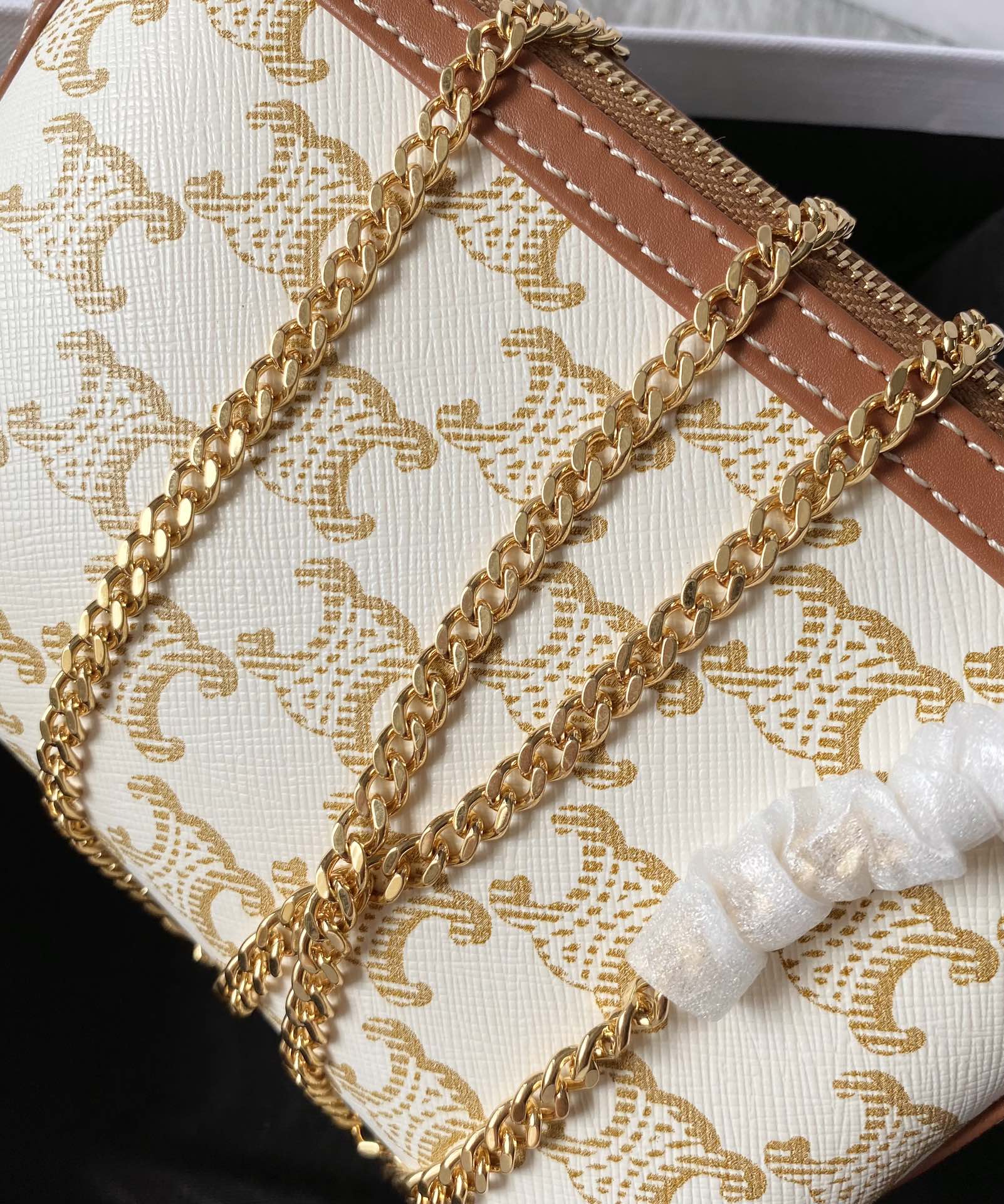 Ce**e clutch with chain