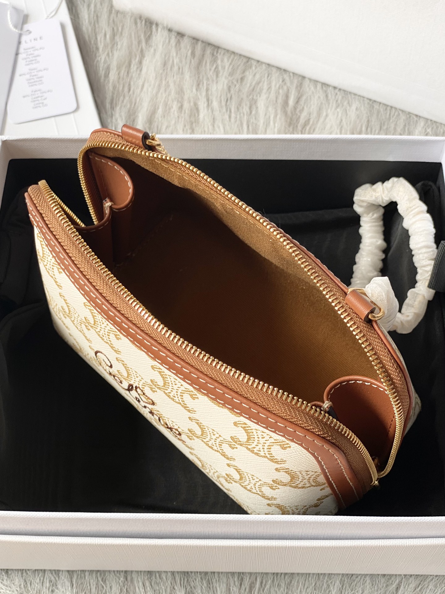 Ce**e clutch with chain