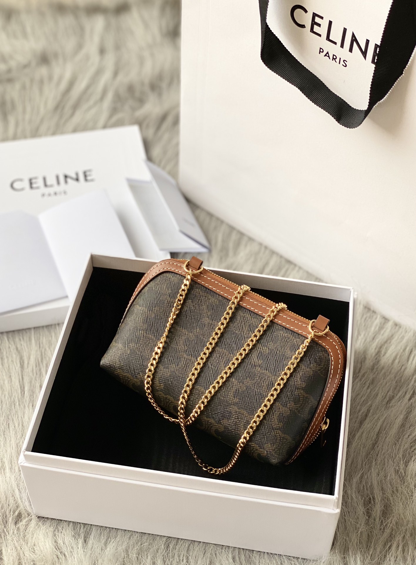 Ce**e clutch with chain