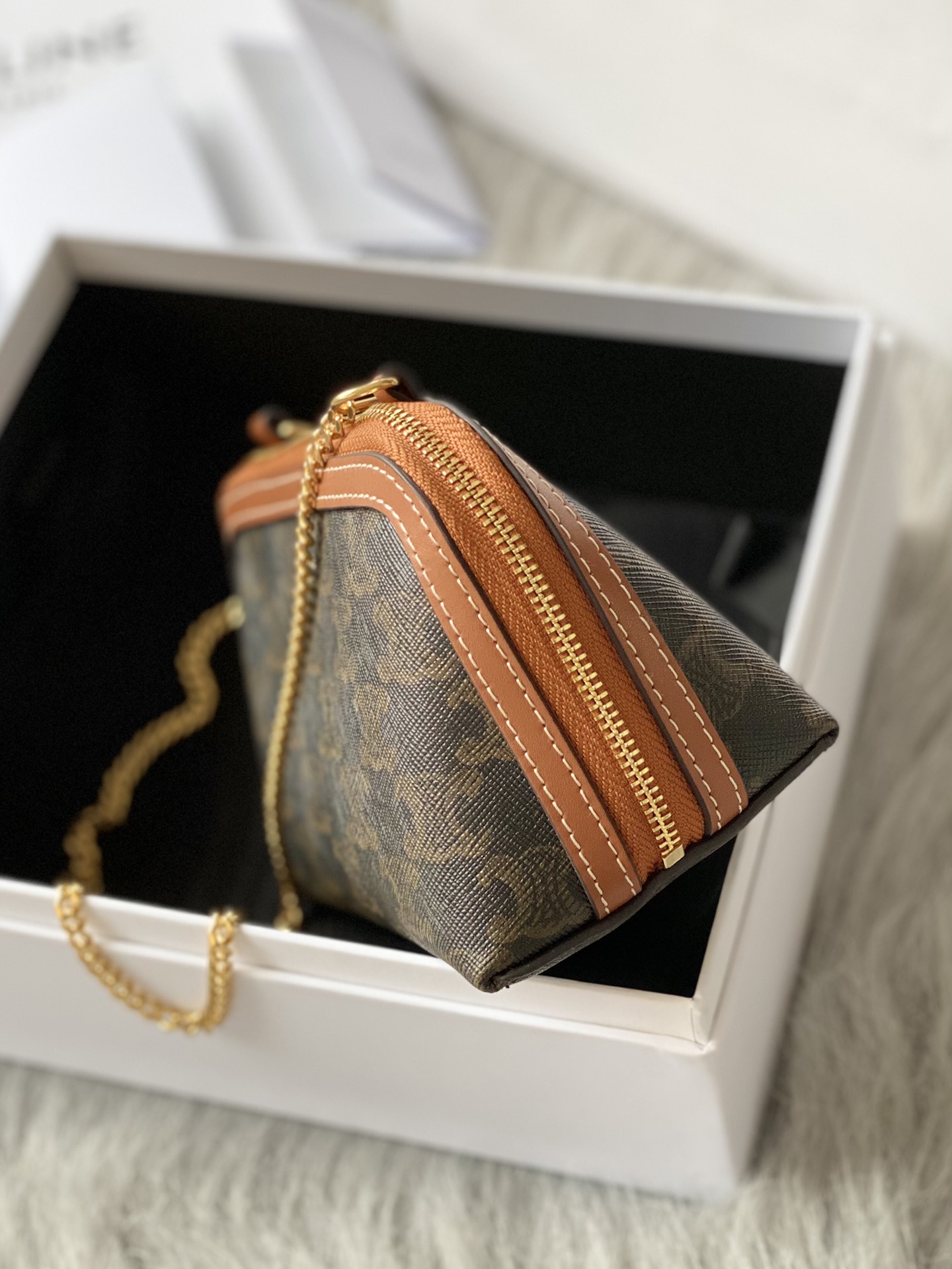 Ce**e clutch with chain