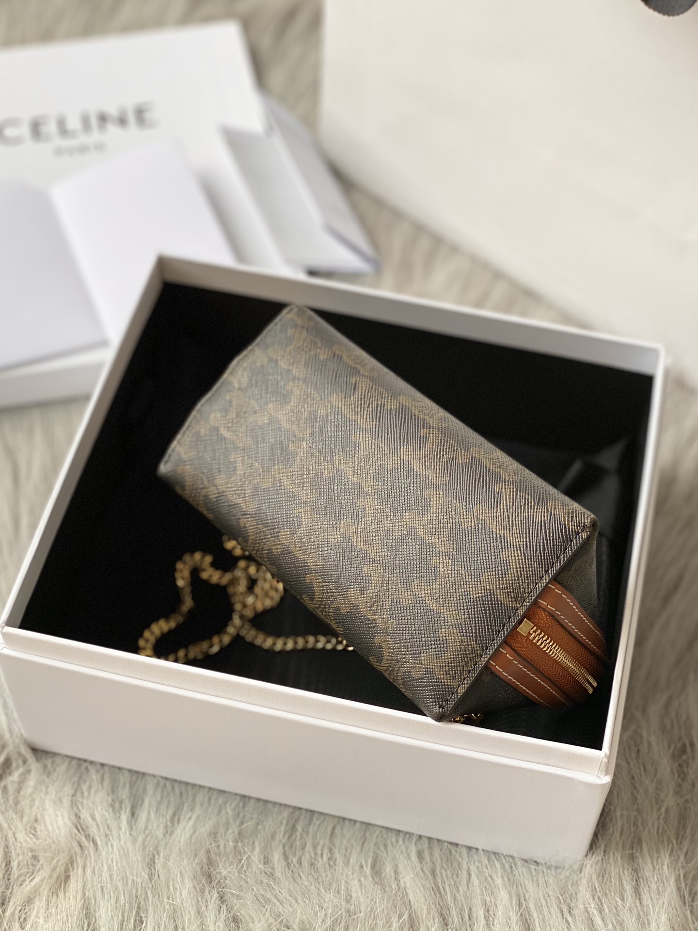 Ce**e clutch with chain