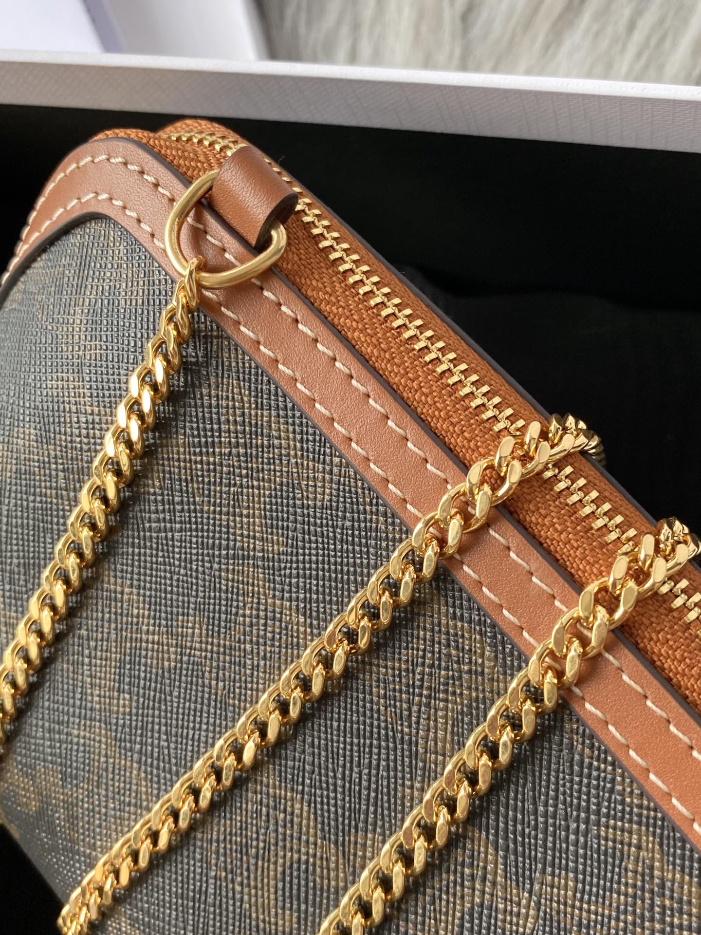 Ce**e clutch with chain