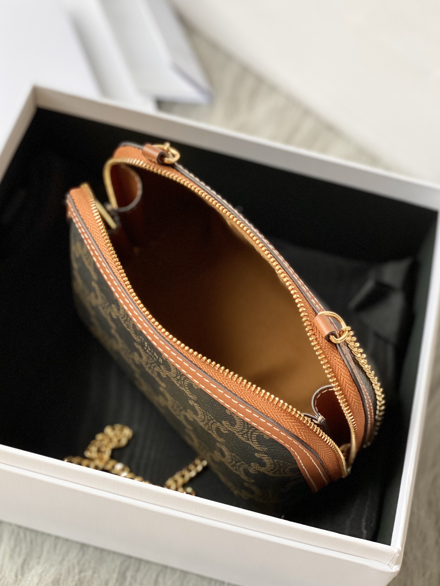 Ce**e clutch with chain