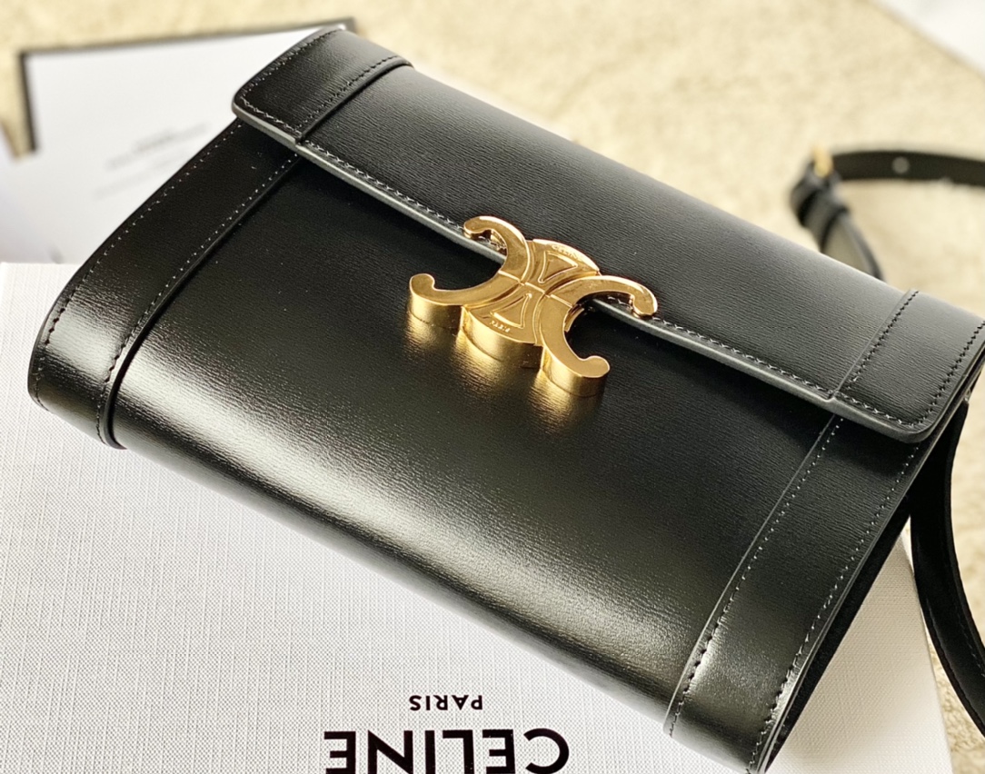 Ce**e triomphe strap bag