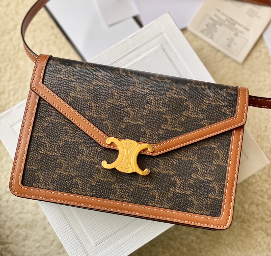 Ce**e enveloppe triomphe bag