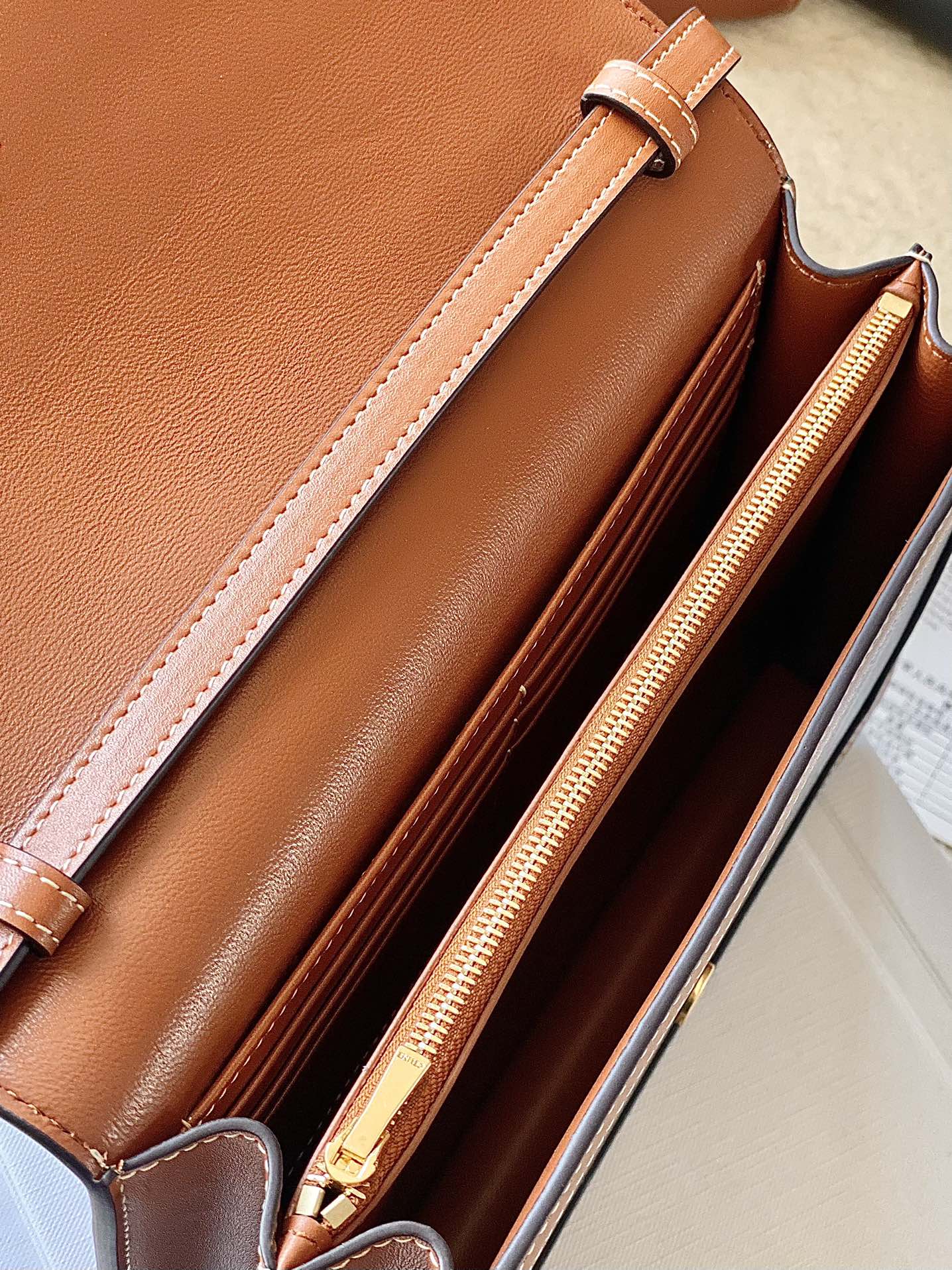 Ce**e enveloppe triomphe bag