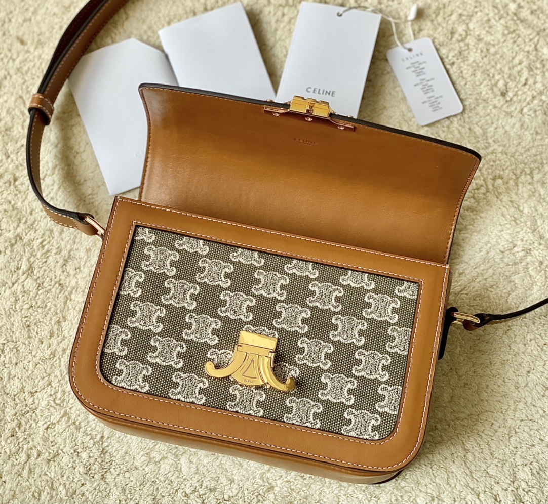 Ce**e classique triomphe bag
