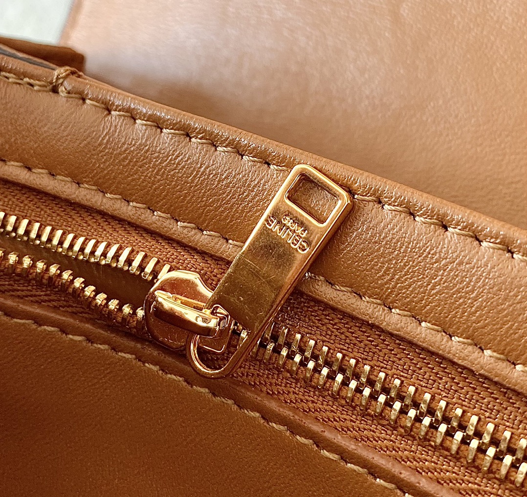 Ce**e classique triomphe bag