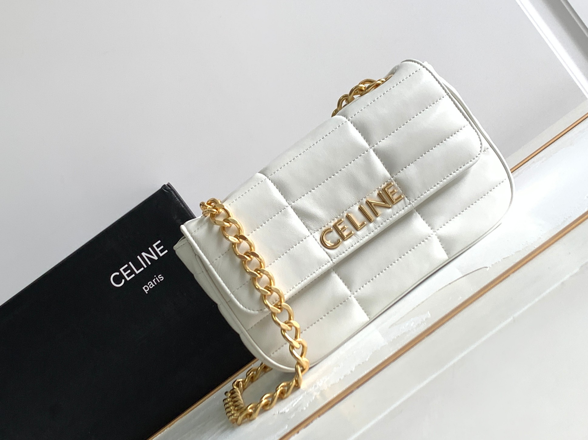 Ce**e chain shoulder bag matelasse monochrome