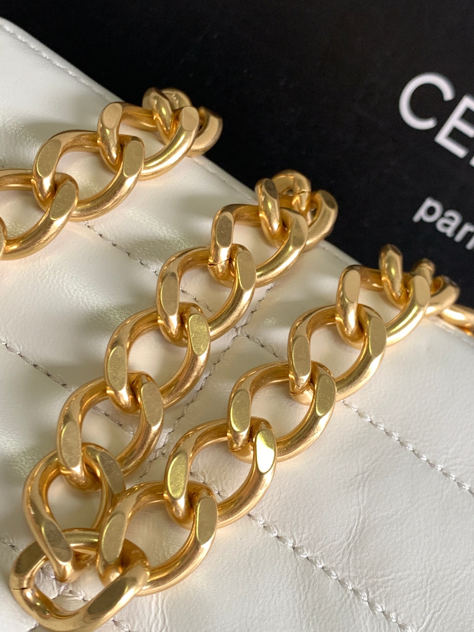 Ce**e chain shoulder bag matelasse monochrome