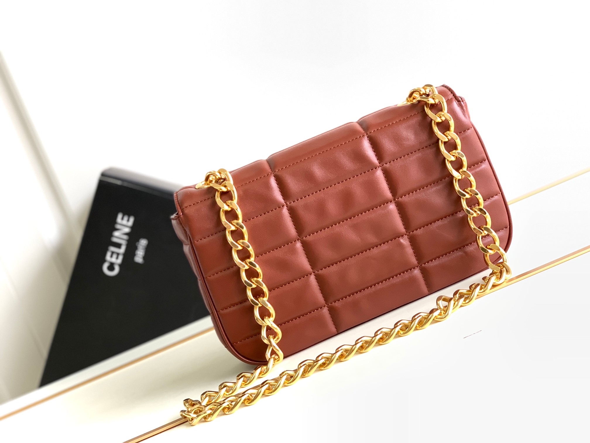 Ce**e chain shoulder bag matelasse monochrome
