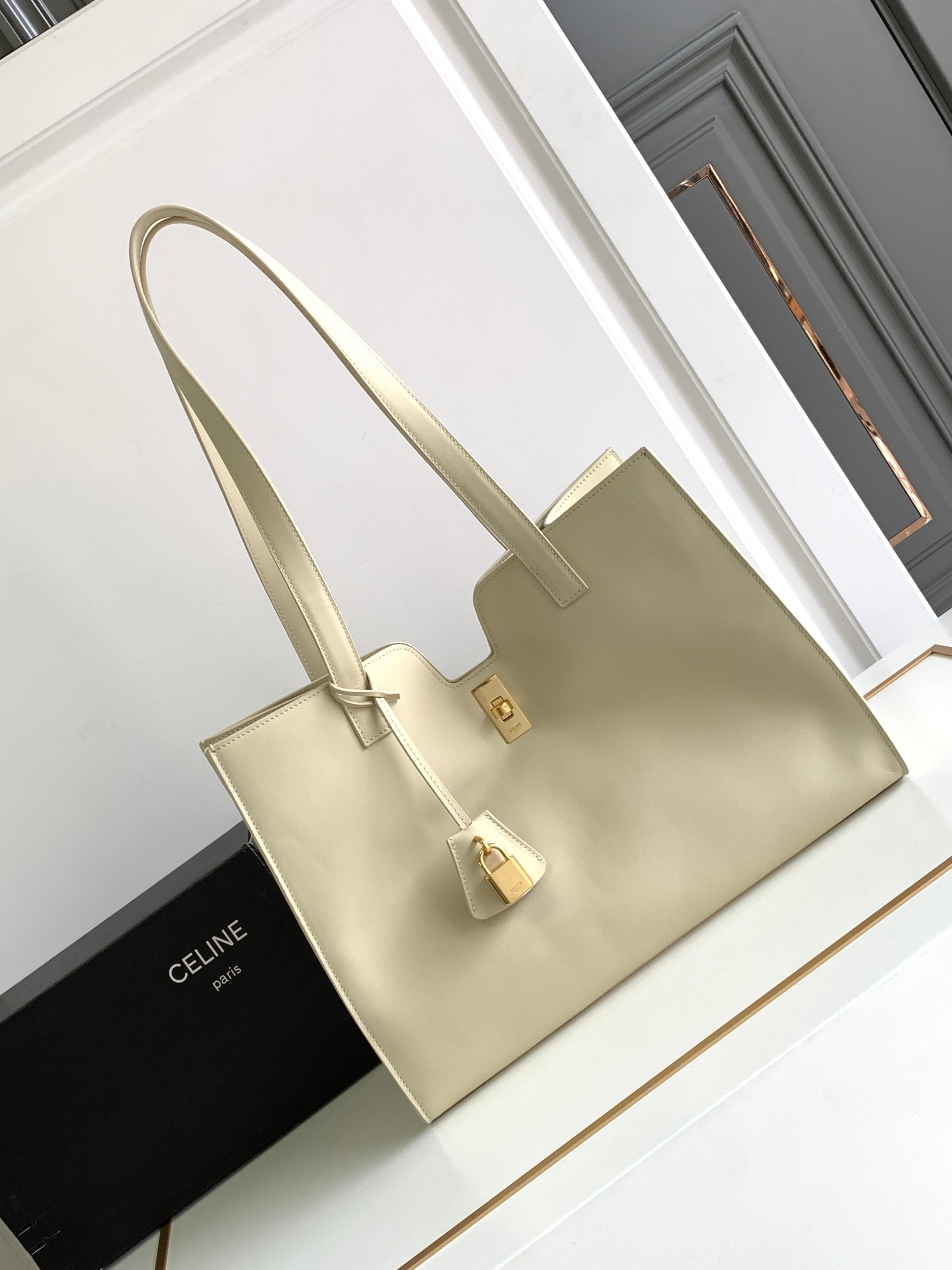 Ce**e cabas 16 in smooth calfskin limestone