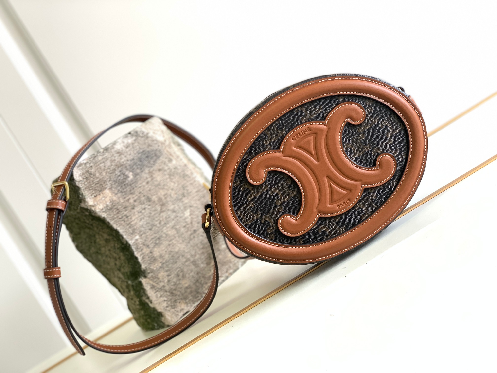 Ce**e oval bag cuir triomphe