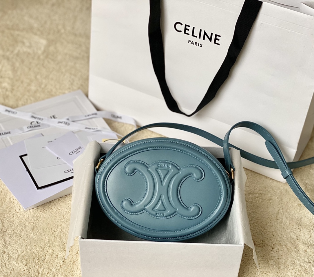 Ce**e oval bag cuir triomphe