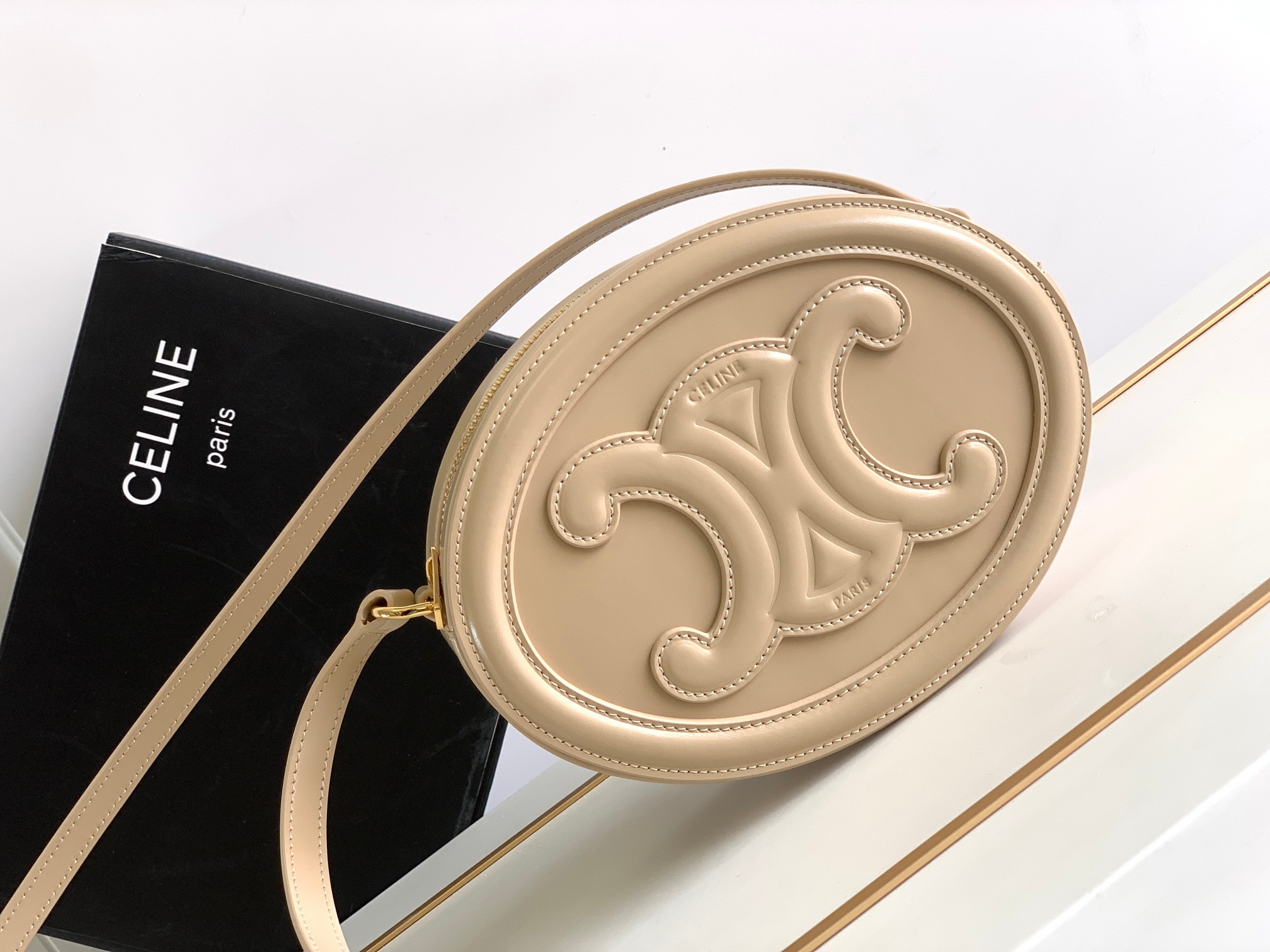 Ce**e oval bag cuir triomphe