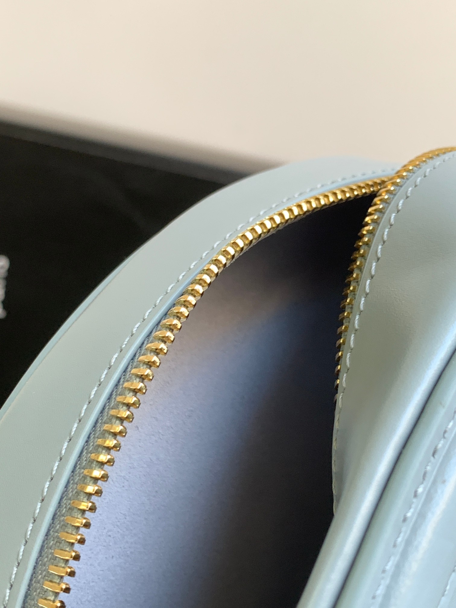 Ce**e oval bag cuir triomphe