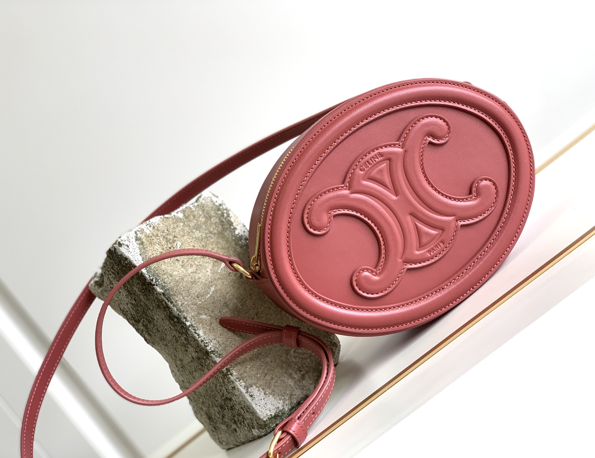Ce**e oval bag cuir triomphe