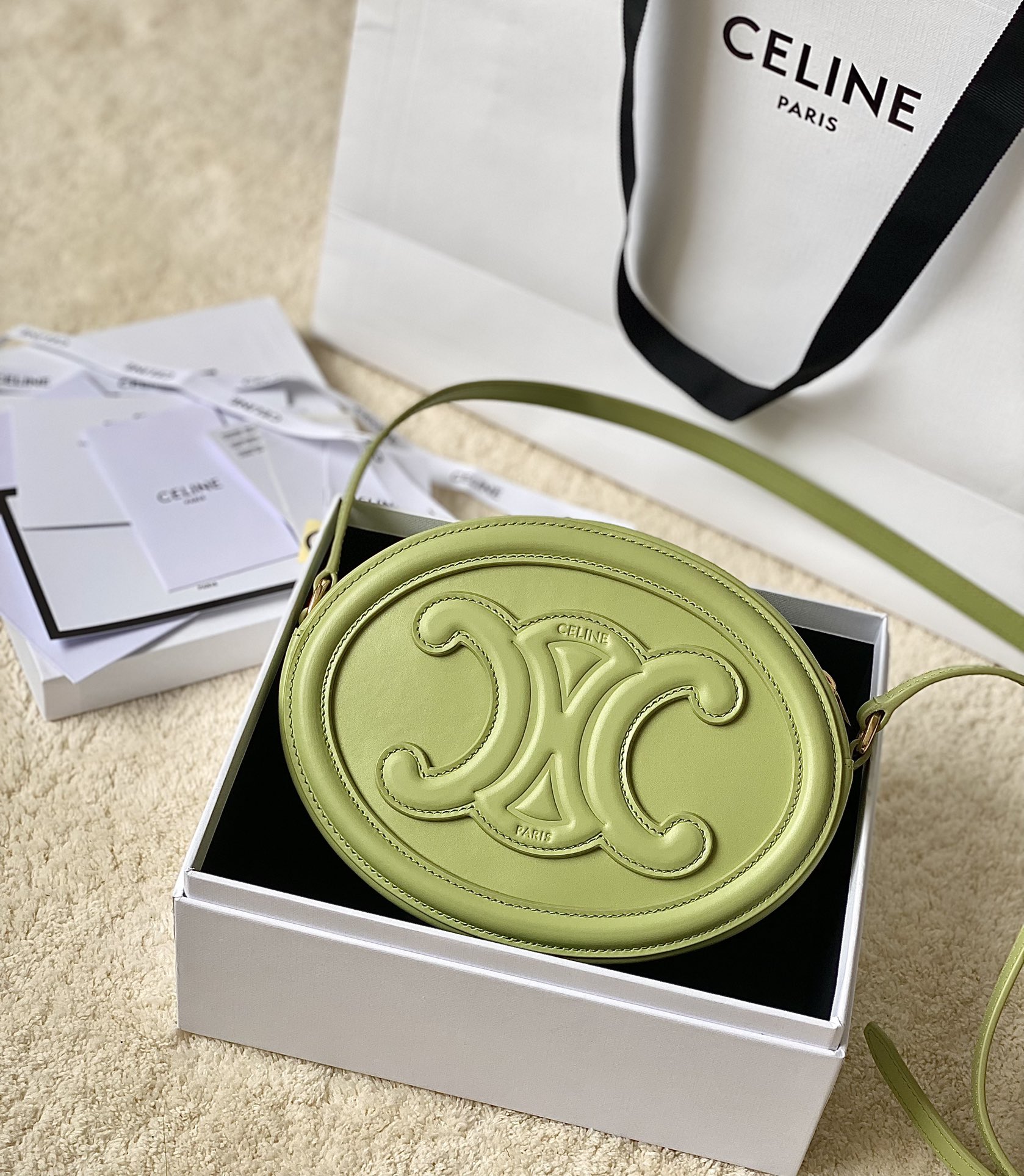 Ce**e oval bag cuir triomphe