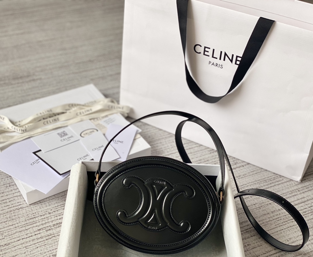 Ce**e oval bag cuir triomphe