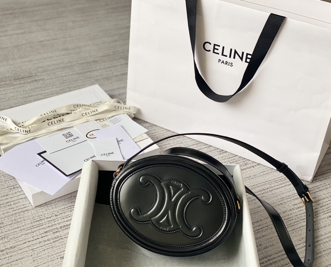Ce**e oval bag cuir triomphe