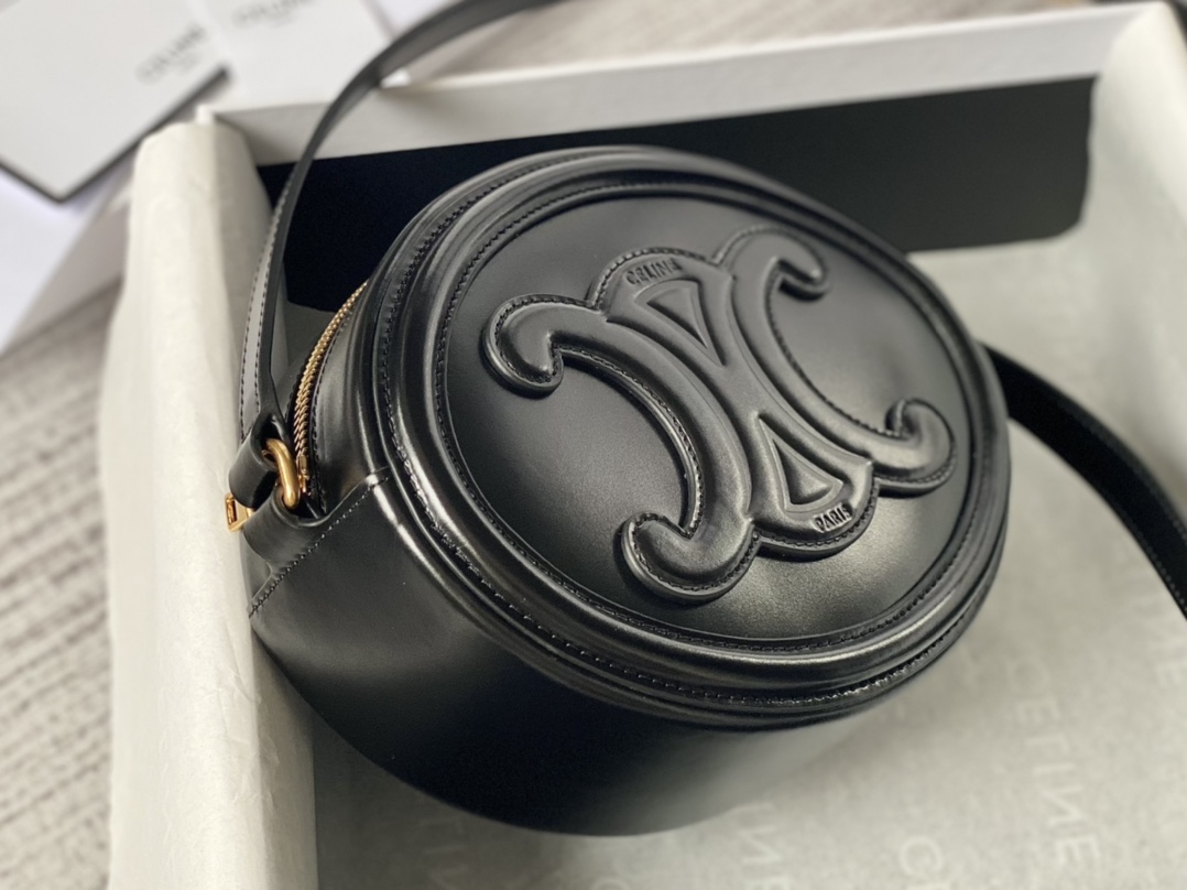 Ce**e oval bag cuir triomphe