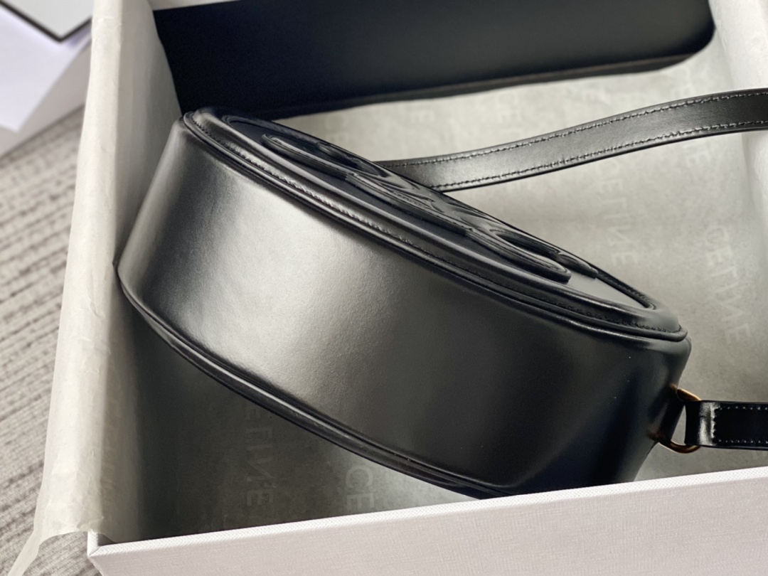 Ce**e oval bag cuir triomphe