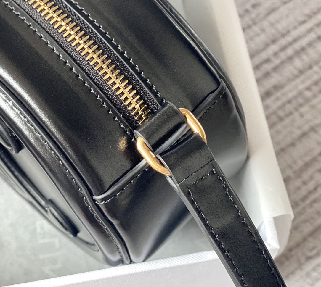 Ce**e oval bag cuir triomphe