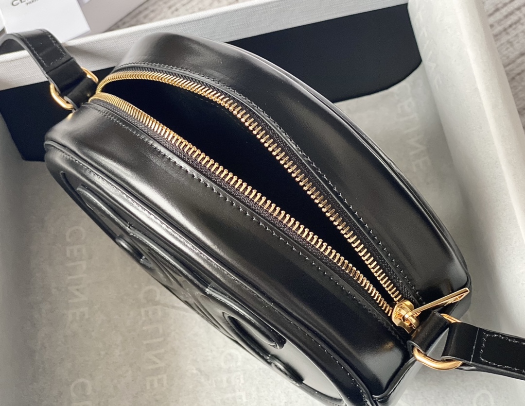 Ce**e oval bag cuir triomphe
