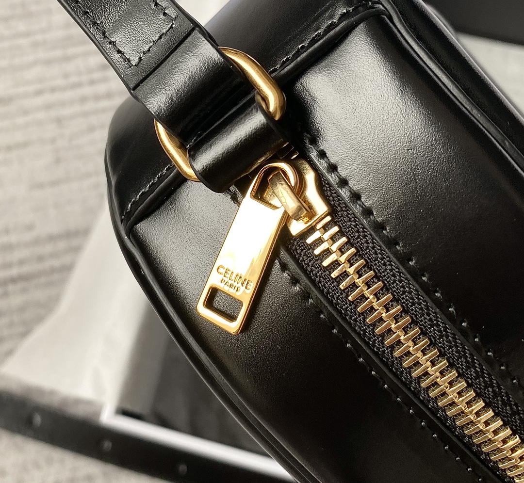 Ce**e oval bag cuir triomphe