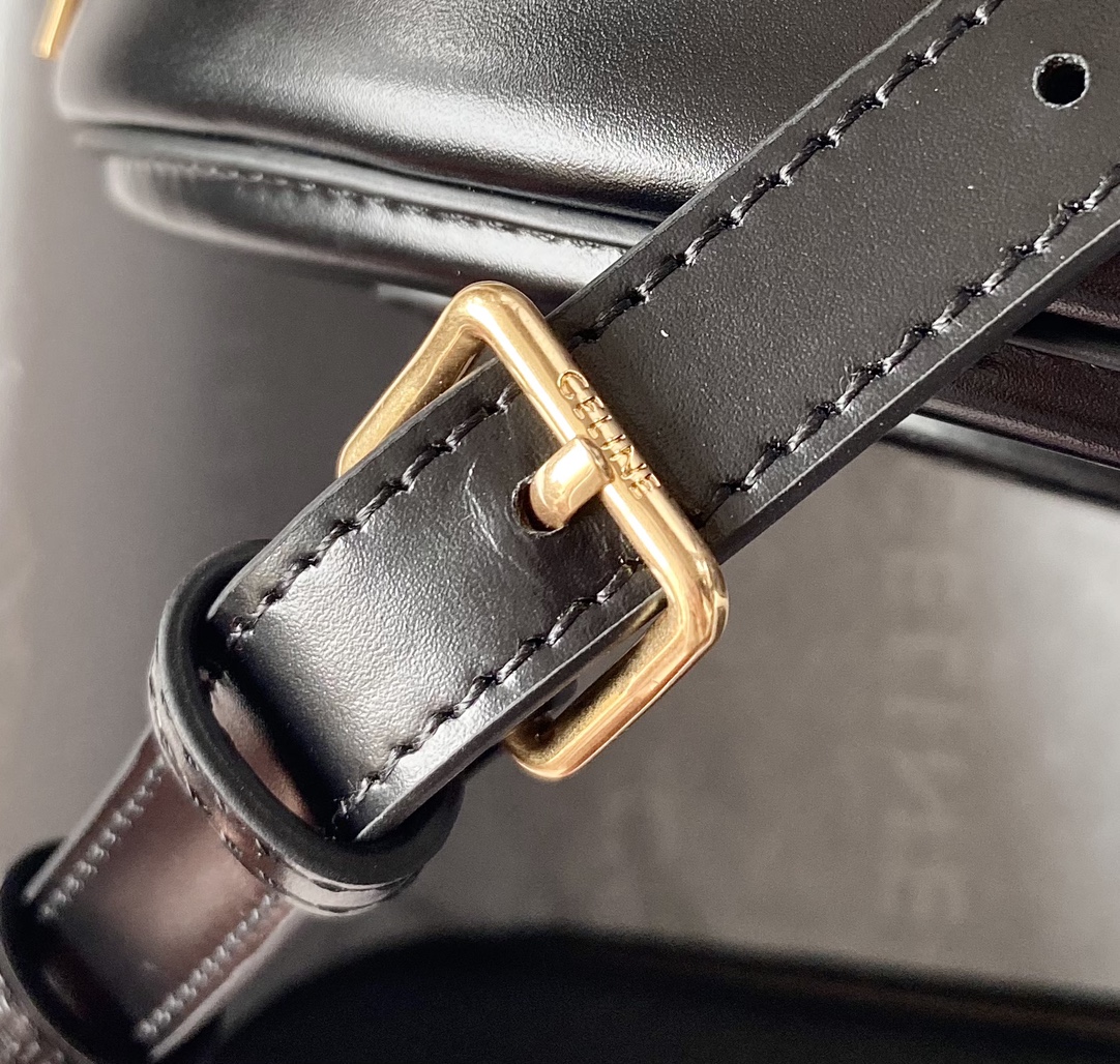 Ce**e oval bag cuir triomphe