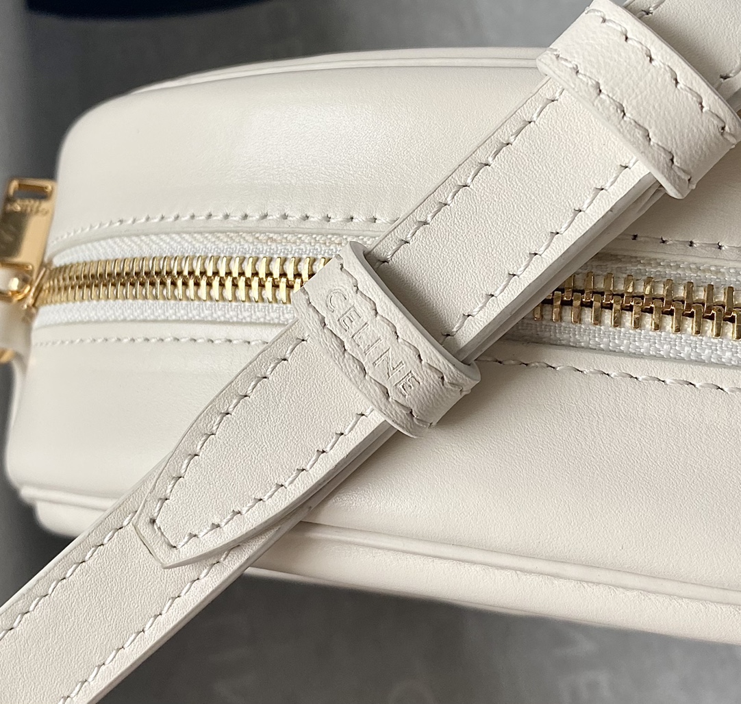 Ce**e oval bag cuir triomphe