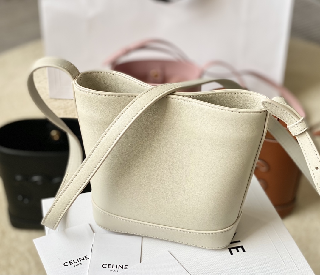Ce**e mini bucket cuir triomphe
