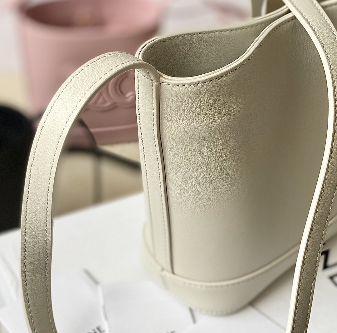 Ce**e mini bucket cuir triomphe