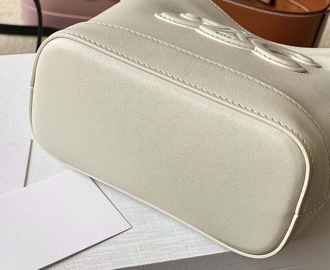 Ce**e mini bucket cuir triomphe