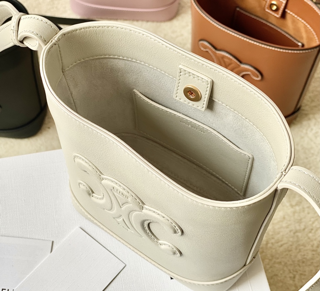 Ce**e mini bucket cuir triomphe