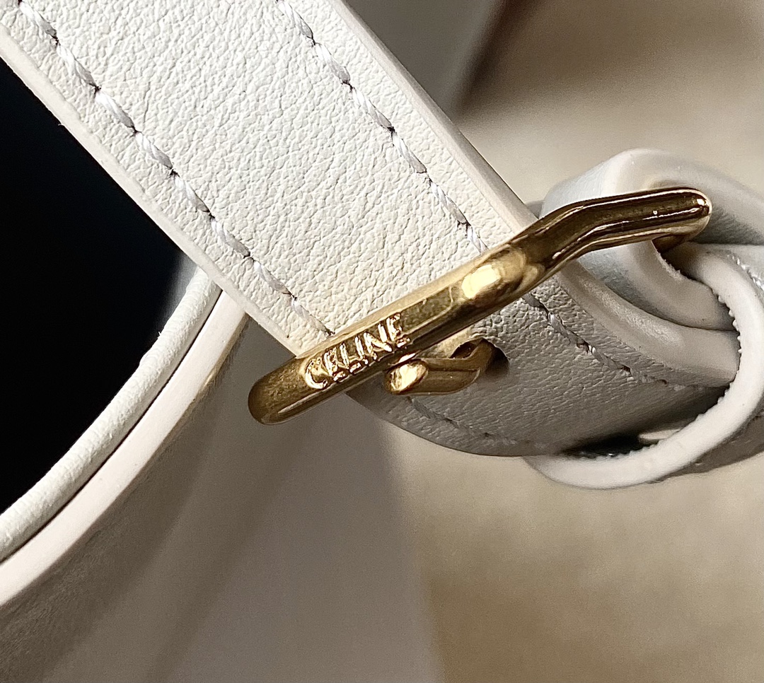 Ce**e mini bucket cuir triomphe