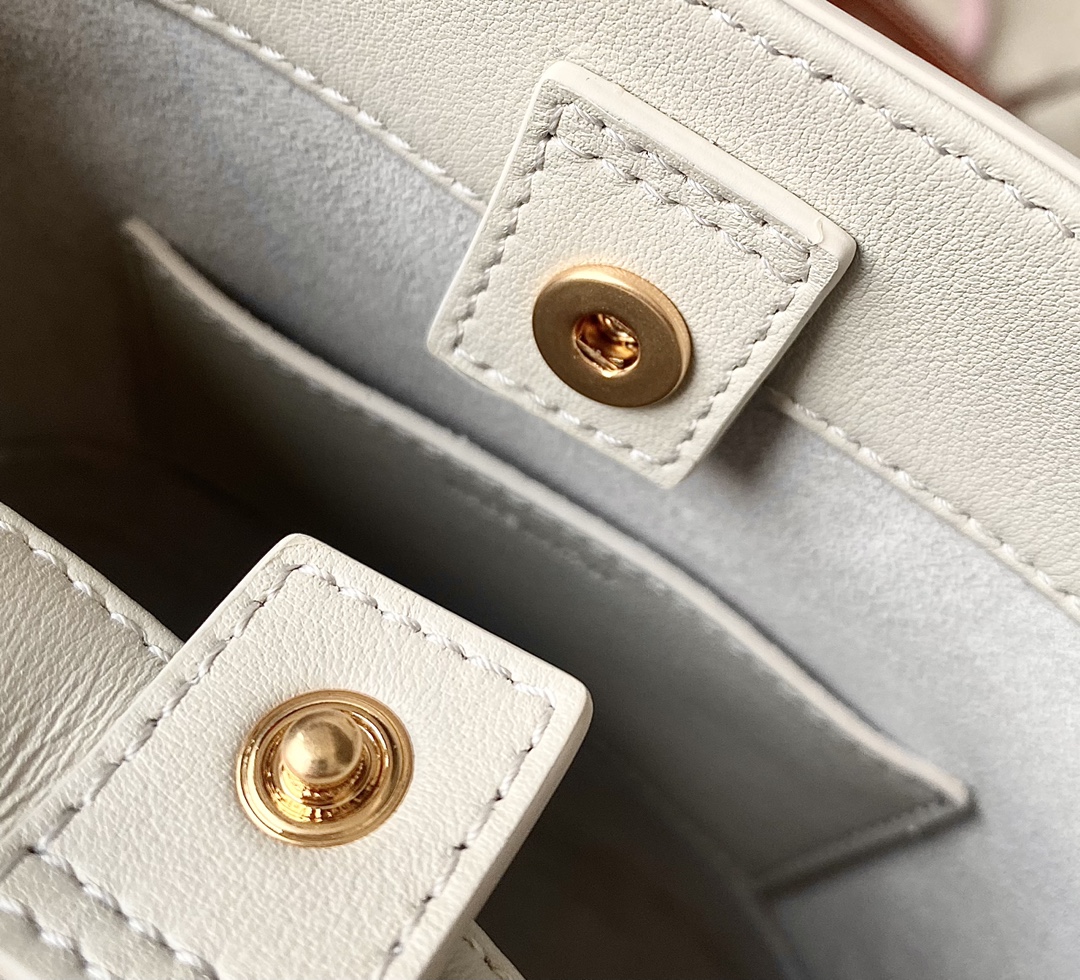 Ce**e mini bucket cuir triomphe