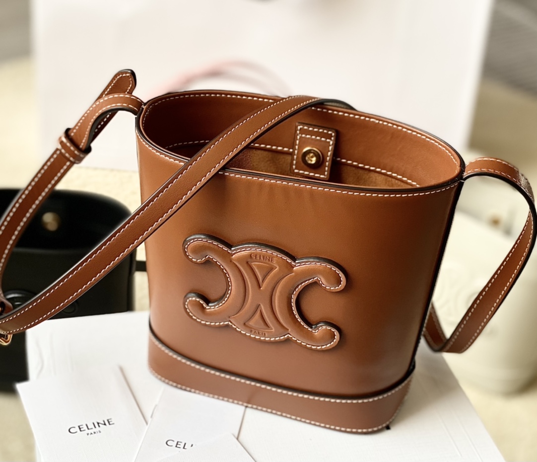 Ce**e mini bucket cuir triomphe
